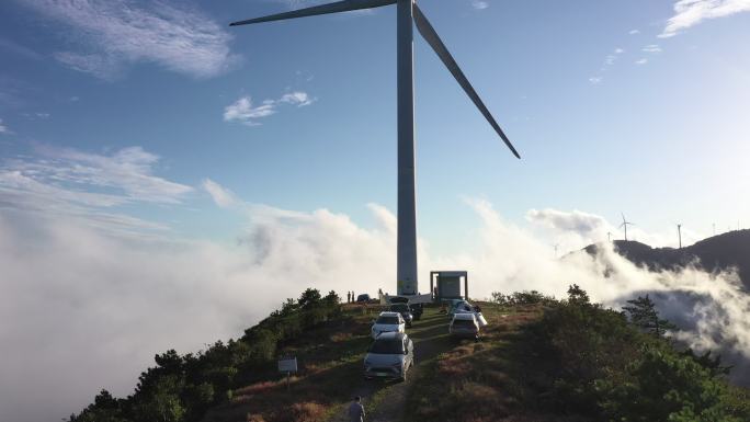 山顶露营风力发电车蓝天白云海秋日4K航拍