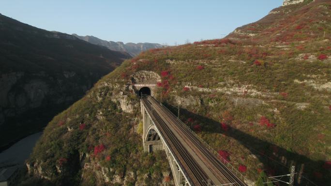 近距离拍摄焦作青天河丹河铁路独拱桥