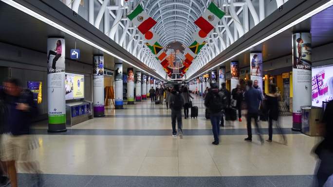 国际机场的旅客人来人往延时摄影