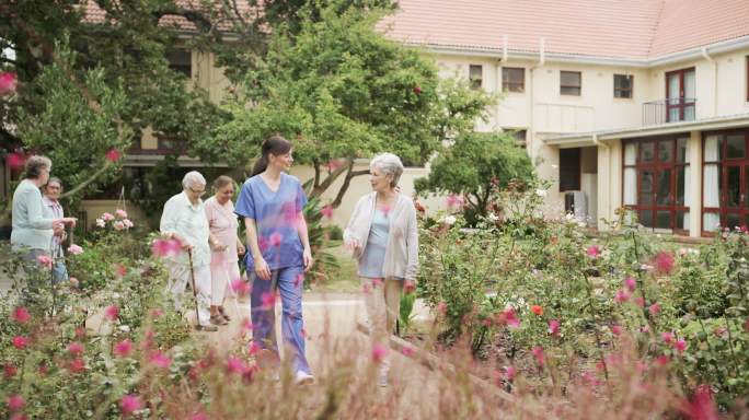 在花园里散步老人生活医院养老健康产业