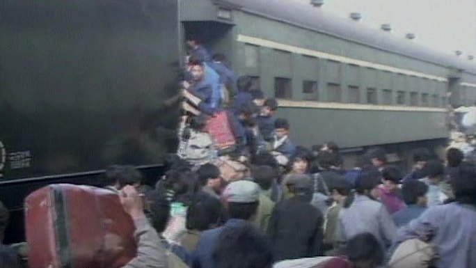 90年代火车站农民工排队买火车票赶火车