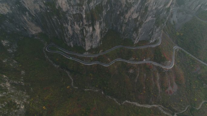 航拍焦作云台山风景山路崎岖