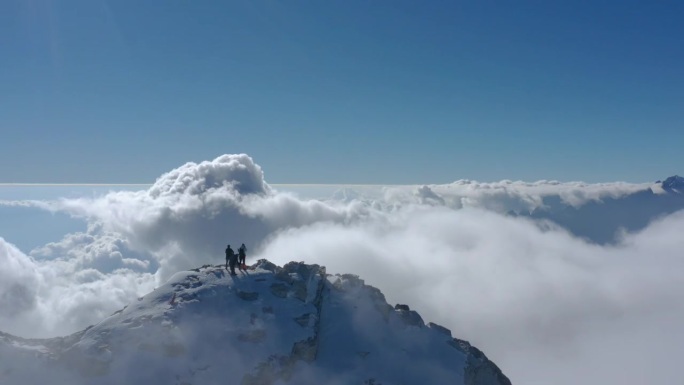 成功征服哈巴雪山顶峰：人生的第一座雪山