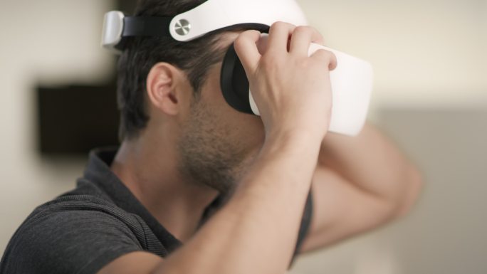 一个人戴上VR眼镜