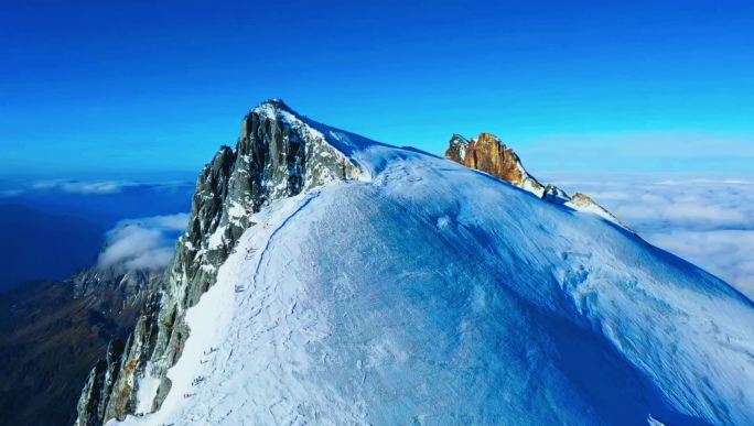 无限风光在险峰：航拍哈巴雪山顶峰瑰丽景色