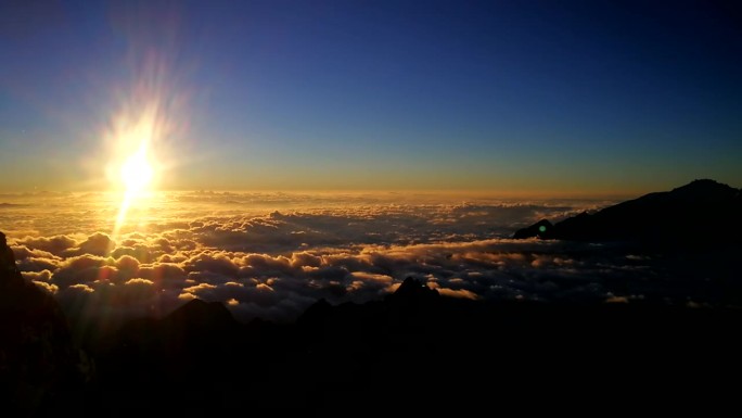 哈巴雪山日出：勇敢攀登人生的第一座雪山