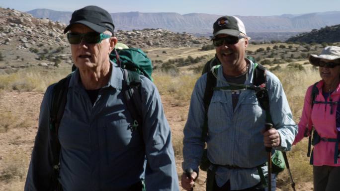 一小群游客在落基山沙漠高山上徒步旅行