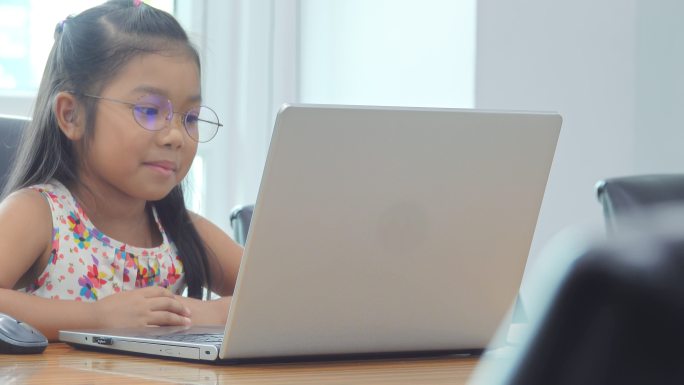 小女孩快乐地使用笔记本电脑