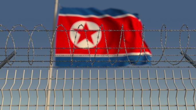 铁丝网后的朝鲜国旗飘扬