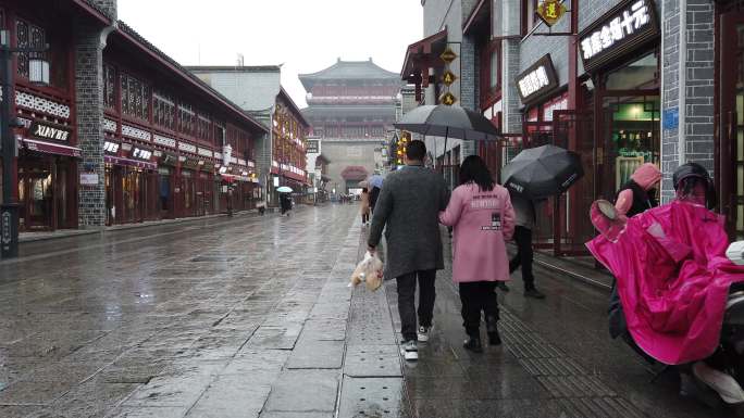 雨中行走在襄阳古城仿古街北街步行街