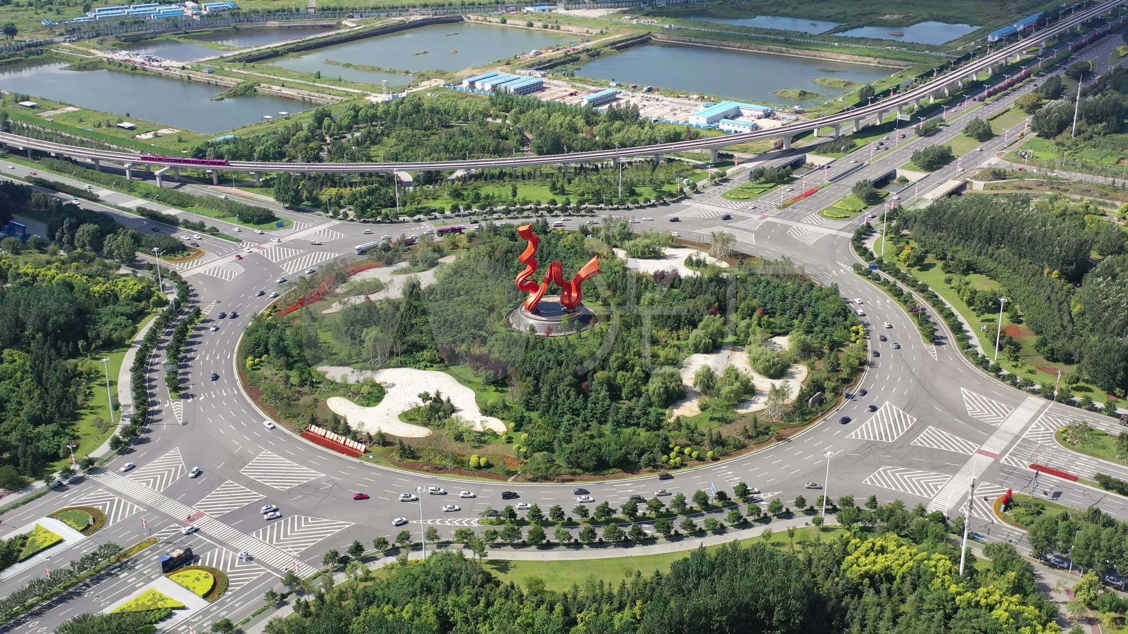 航拍长春龙翔广场和轻轨