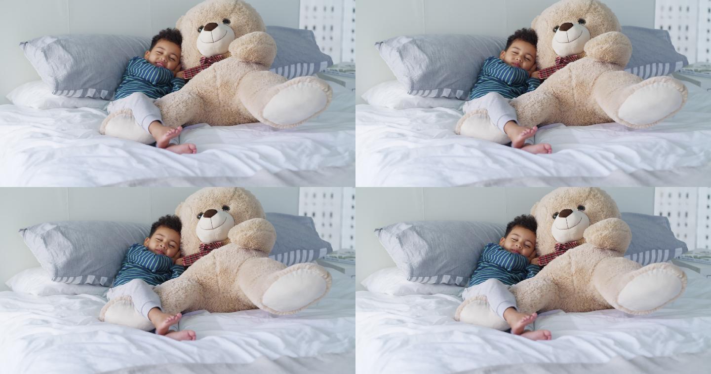 小男孩抱着泰迪熊玩偶睡觉