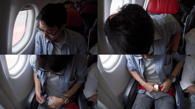 一名男子在飞机上系好安全带