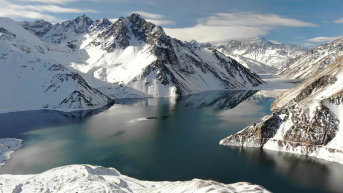 该水库位于智利中部的安第斯山脉
