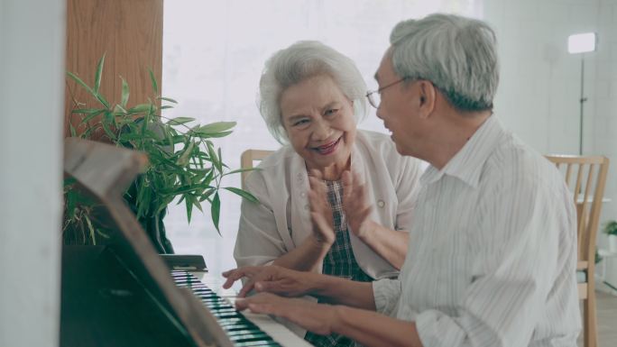 老年夫妇在家唱歌弹钢琴的幸福时刻