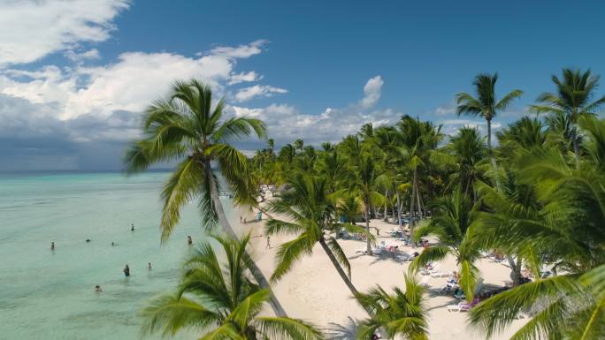 多米尼加共和国蓬塔卡纳热带岛屿海滩鸟瞰图。