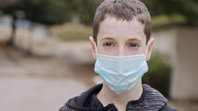 冠状病毒大流行-戴口罩的男孩