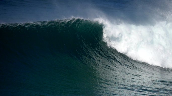 巨大的海浪缓慢地翻滚并撞击海岸