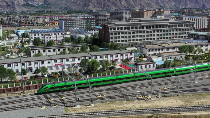 独家西藏拉林铁路首列动车组拉萨站出站航拍