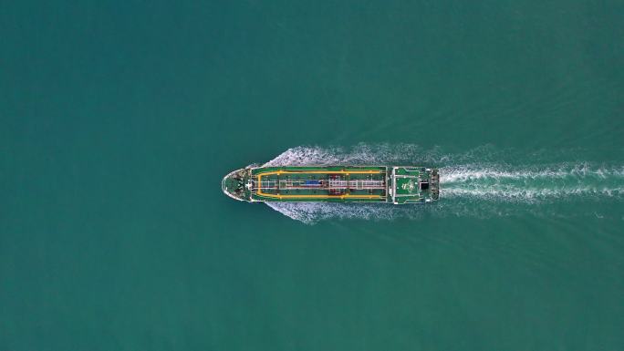 在公海航行的油轮4K航拍船只轮船