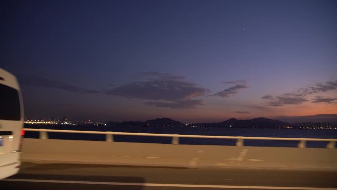 车辆行驶在大桥上 夜景 杏林大桥
