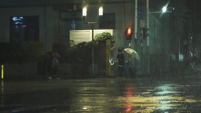 城市下雨的夜晚