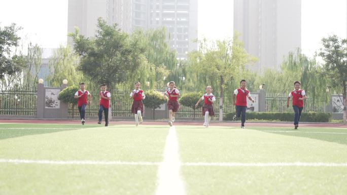 小学生草地奔跑升格4K