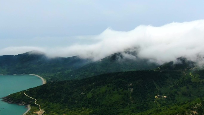 航拍青岛崂山海边平流雾