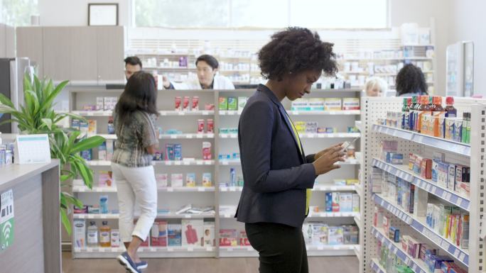 在药店买药的女人消费主义询问帮助