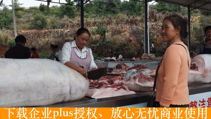 农村农贸市场卖猪肉的摊贩