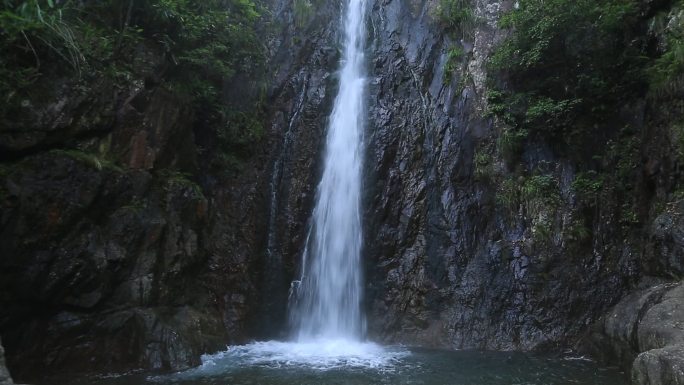 山涧飞瀑