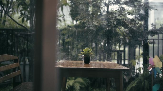 房子前面在下雨雨天景色雨中街景室外景观