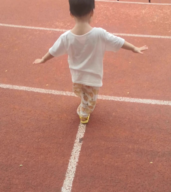 小孩 儿童 跑道 成长 奔跑