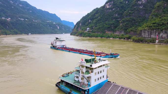 4K航拍长江三峡西陵峡轮船驶过