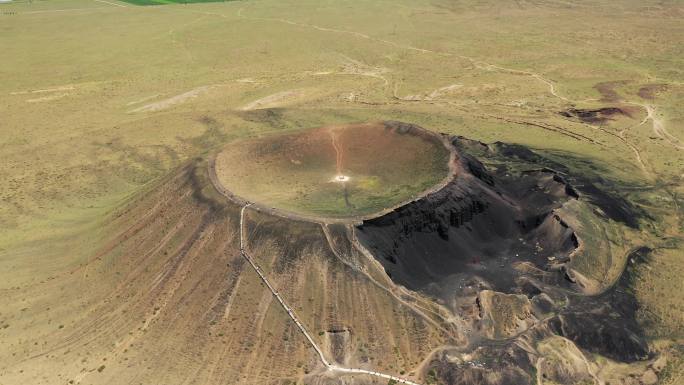 内蒙古乌兰达15号火山环绕航拍