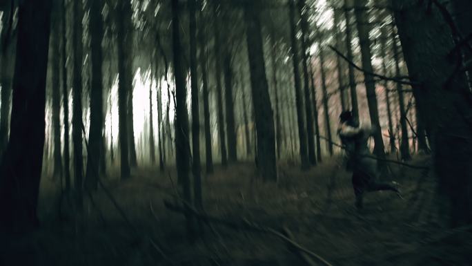 受惊的年轻女子在森林中逃跑