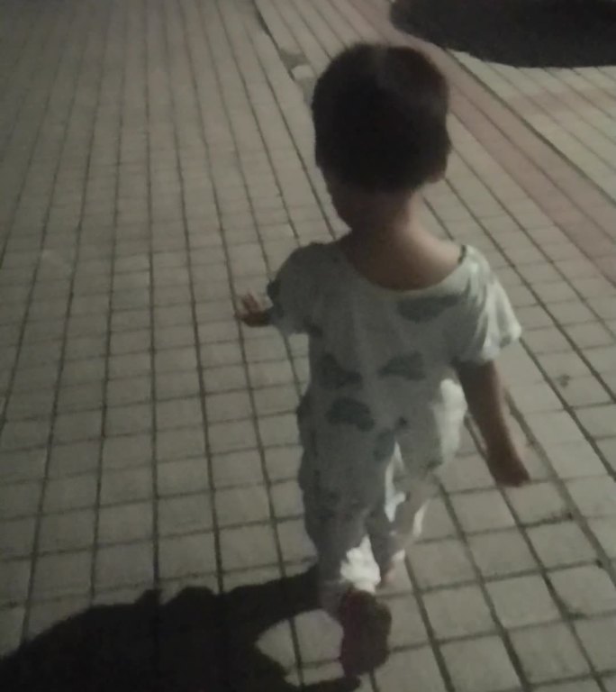 小孩子走夜路