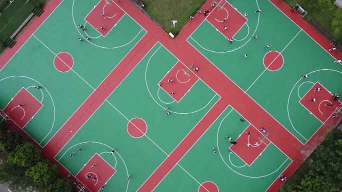 校园篮球场打篮球学生