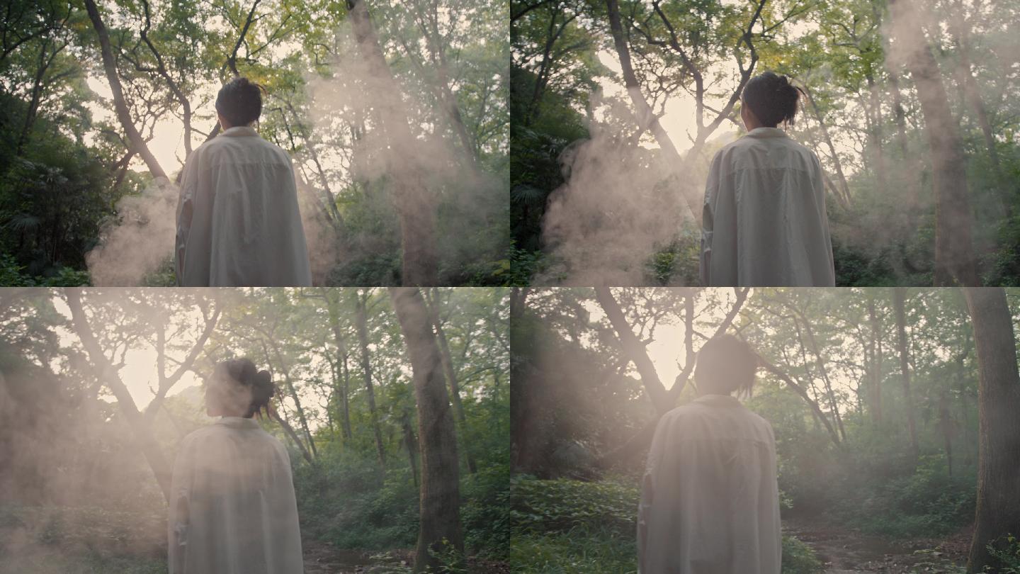 女孩在充满雾气的丛林中行走