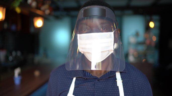 餐厅服务员戴防护面罩