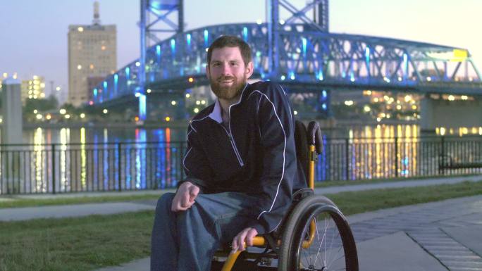 城市滨水区轮椅上的脑瘫患者