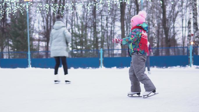 滑冰和滑冰的女孩