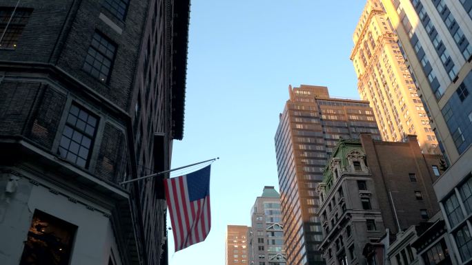 低角度视图：纽约市的高层办公楼和公寓楼