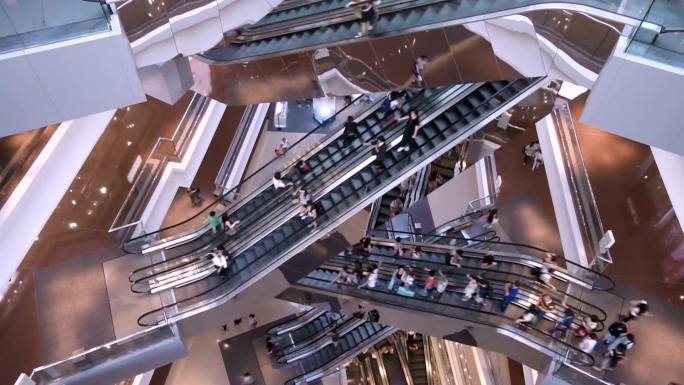 购物中心人群中的延时自动扶梯