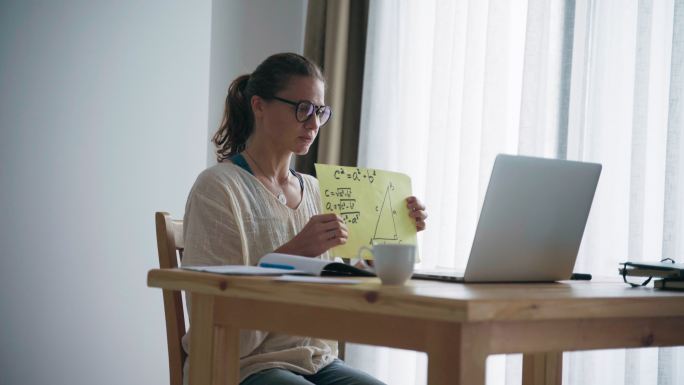 在线上教学的女人数学老师物理化学国外高数