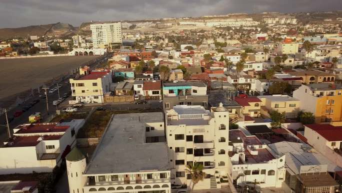 墨西哥蒂华纳海滨和城市的无人机鸟瞰图