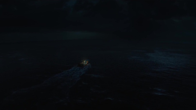 船出海 船行走在夜间海面上