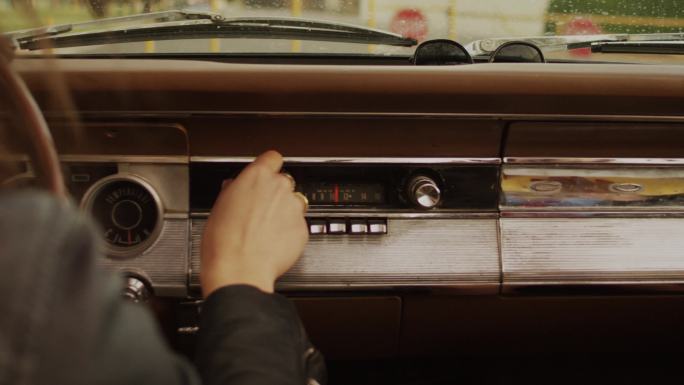 一辆老式经典车上的收音机