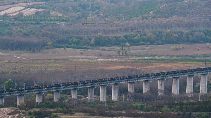 煤炭运输列车通过大桥