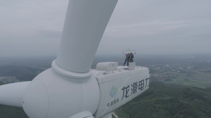 实拍工人空中维修风车